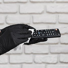 Cleaning the remote control - Image by magnific
