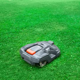 Robot lawn mower positioning on charging station